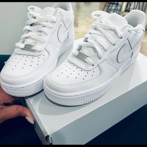 White Nike Air Force 1
